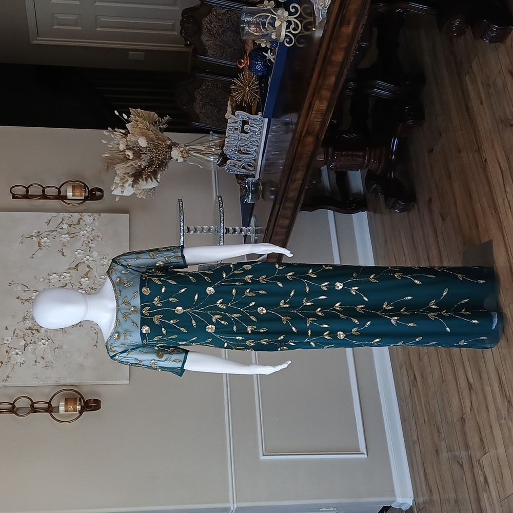 New Papell Studio Green Beaded Floor-Length Evening Formal Gown. Size 8 - Picture 4 of 17